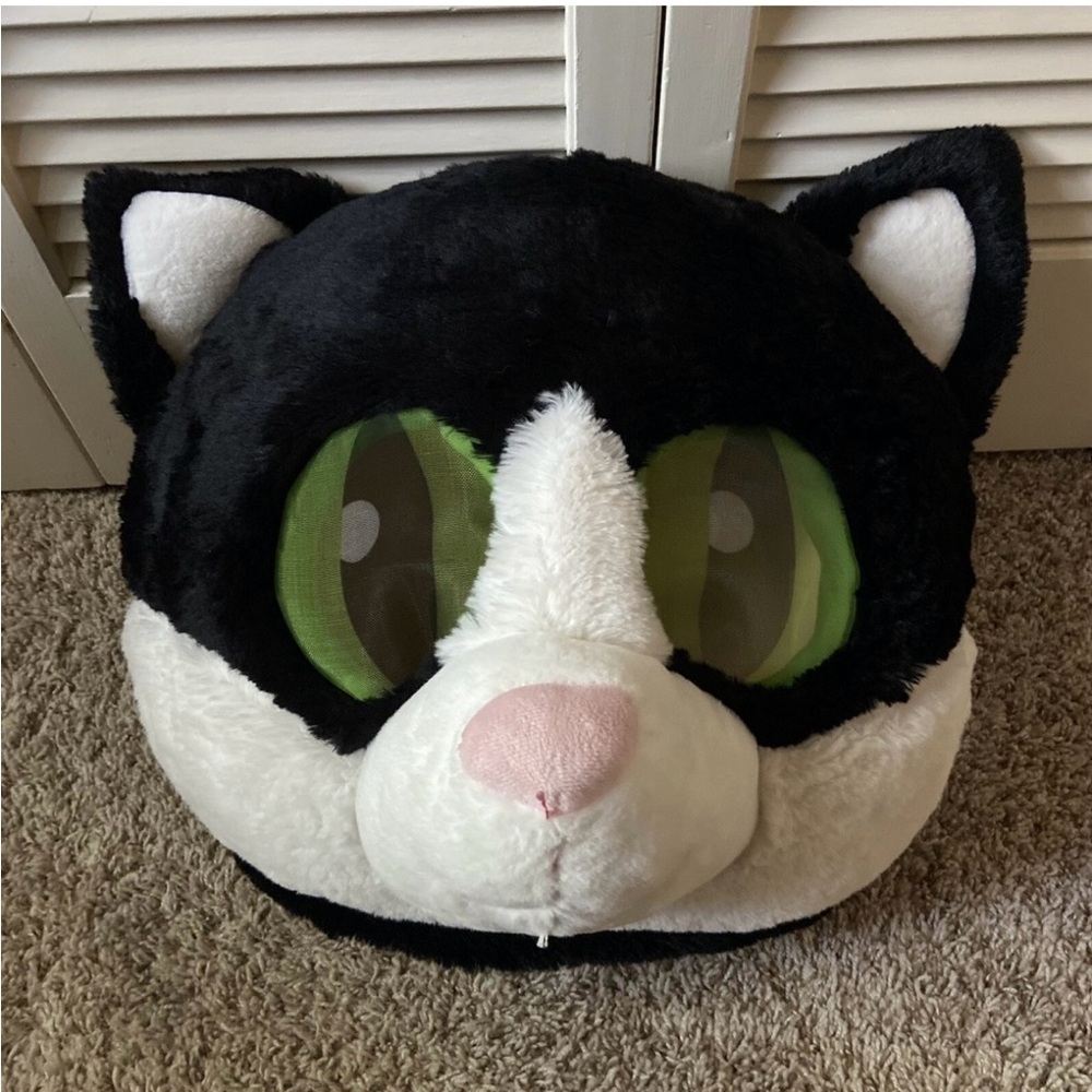 Cozy Black and White Cat Face Bed
